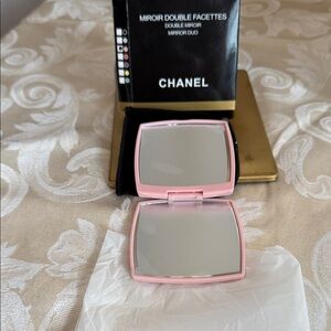Designer CC cosmetic PINK mirror.New without tag original package w/vevet pouch